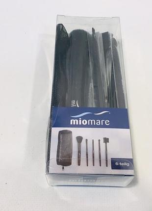 Набор для макияжа (3 кисточки, аппликатор, щёточка для бровей и косметичка) германия