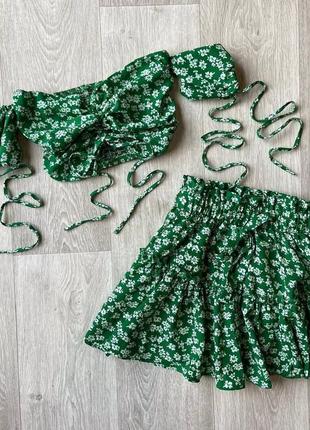 Костюм женский зеленый с цветочным принтом топ короткий на затяжках юбка короткая на высокой посадке качественный стильный2 фото