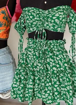 Костюм женский зеленый с цветочным принтом топ короткий на затяжках юбка короткая на высокой посадке качественный стильный