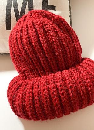 Красная зимняя шапка вязаная женская