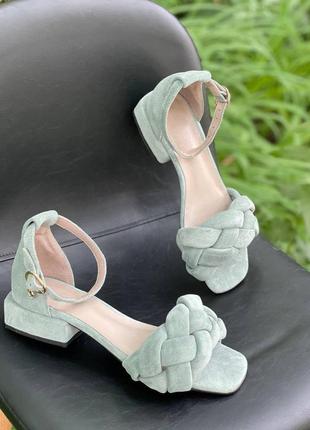 Замшевые босоножки на маленьком каблуке с косами много цветов