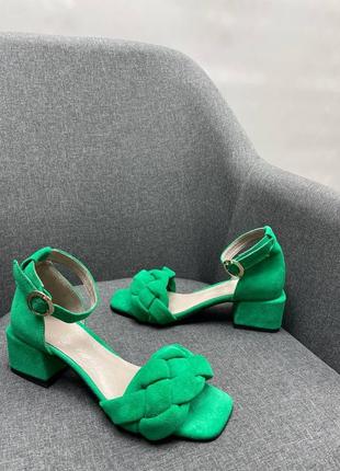 Зеленые замшевые босоножки с закрытой пяткой с квадратным каблуком4 фото