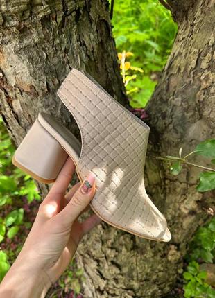 Бежеві шкіряні босоніжки на каблуку багато кольорів