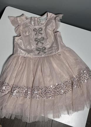 Очень красивое нарядное нежное платье на 3 года