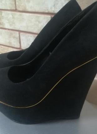 Замшеві туфлі на танкетці