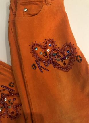 Вельветовые оранжевые брюки для девочки6 фото