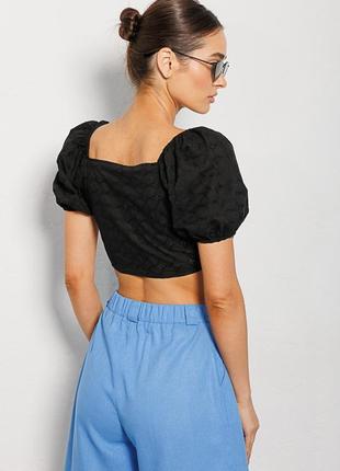 Короткая летняя блуза с открытыми плечами черная5 фото