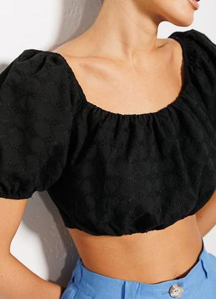 Короткая летняя блуза с открытыми плечами черная2 фото