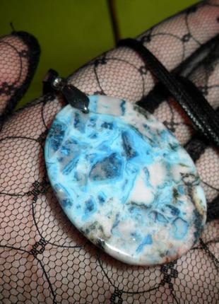 Підвіс (кулон) на шнурку з натуральним блакитним мереживним агатом, натуральний камінь3 фото