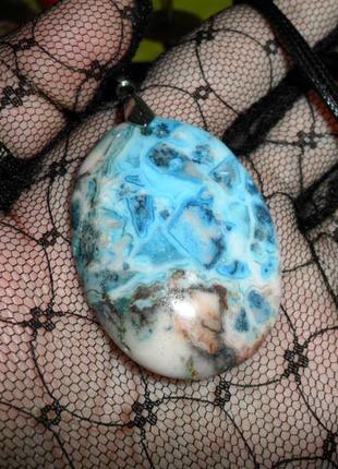 Підвіс (кулон) на шнурку з натуральним блакитним мереживним агатом, натуральний камінь