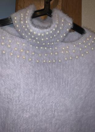 Нежный голубой свитерок травка} с украшенной горловиной}