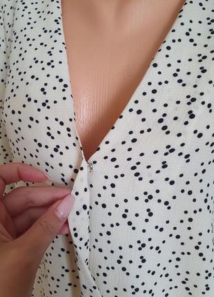 Шифонова асиметрична блуза з широкими рукавами та шлейфом в горошок4 фото