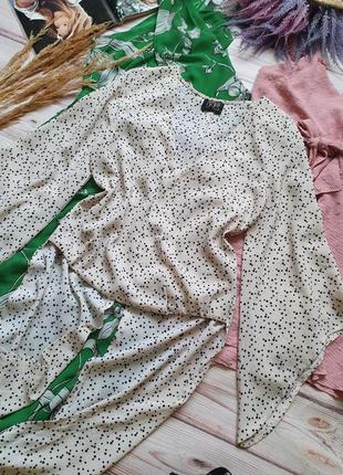 Шифонова асиметрична блуза з широкими рукавами та шлейфом в горошок5 фото