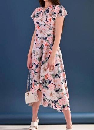 Роскошное платье на запах с нежным цветочным принтом.4 фото