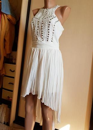 Платье белое стильное