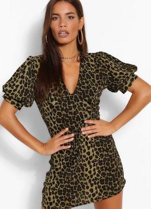 Сукня прямого крою з леопардовим принтом, низьким вирізом і рукавами-буфами