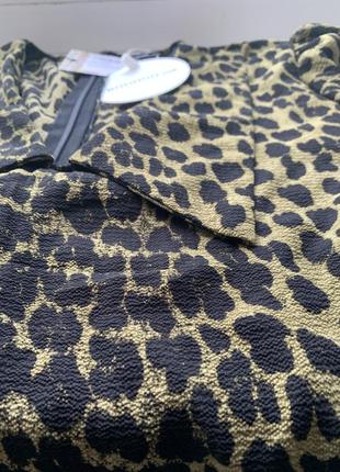 Платье прямого кроя с леопардовым принтом, низким вырезом и рукавами-буфами5 фото