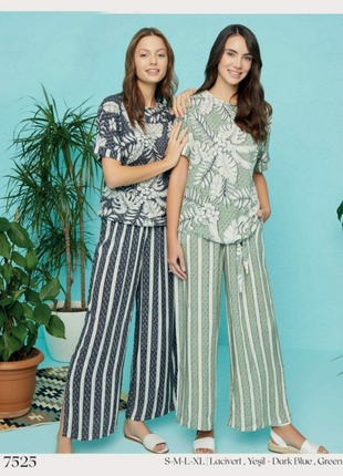 Костюм: футболка на завязці й брюки у смужку