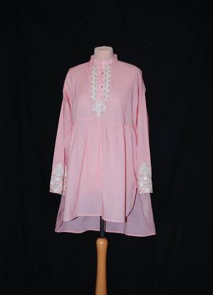 Свободная рубашка длинная с удлинённой спинкой с вышивкой сшей оборками.