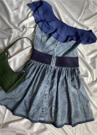 Ддинсовое короткое платье с открытым плечом