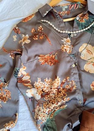Атласная блуза в цветы2 фото