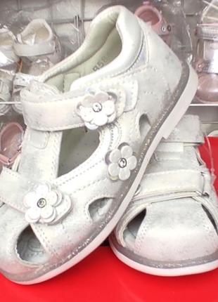 Детские босоножки сандалии для девочки закрытые белые, серебро7 фото