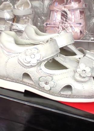 Детские босоножки сандалии для девочки закрытые белые, серебро3 фото