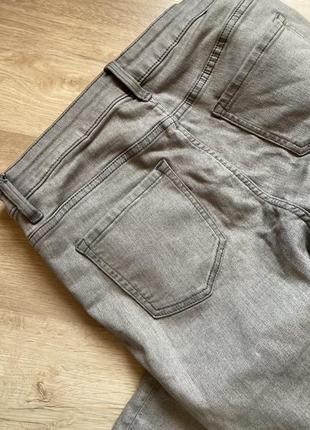 Серые джинсы м3 фото