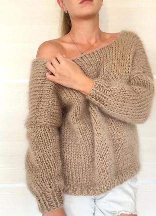 Бежевий светр оверсайз