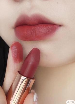 Полноразмерная помада для губ charlotte tilbury matte revolution lipstick - walk of no shame3 фото