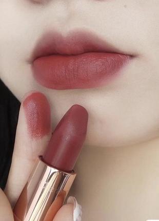 Полноразмерная помада для губ charlotte tilbury matte revolution lipstick - walk of no shame