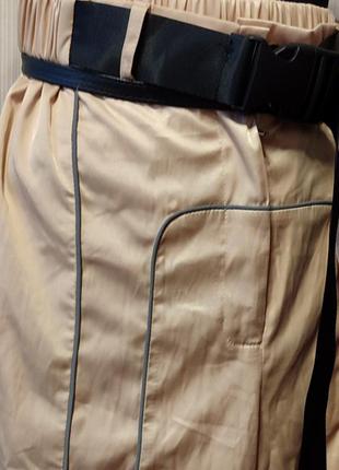 Бежевые брюки карго атласные на высокой талии3 фото