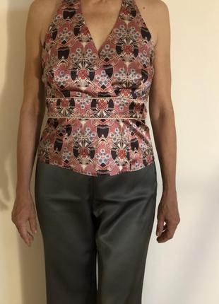 Яркая блузка с голой спиной2 фото