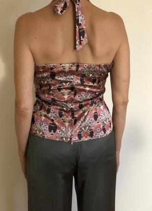 Яркая блузка с голой спиной