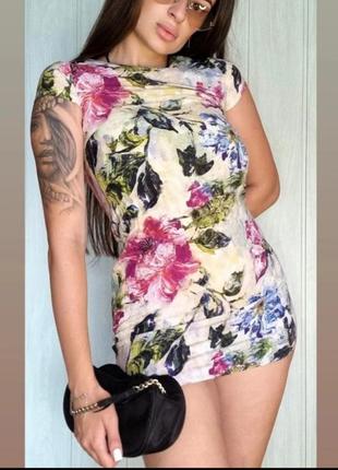 Мини платье в цветах короткое