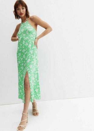 Зеленое натуральное платье-миди с разрезом и цветочным принтом вырез халтер3 фото