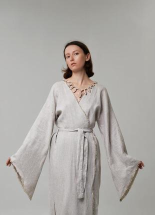 Сукня-кімоно з льону з широкими рукавами та декоративними необробленими краями