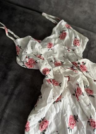 Легкое белое короткое платье в цветочный принт1 фото