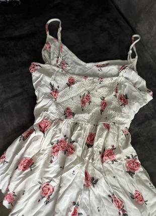 Легкое белое короткое платье в цветочный принт6 фото