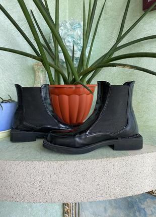 Женские стильные эко кожаные из кожи сапожки ботинки ботинки ботинки черные рептилия с квадратным носком осенние весенние винтажные винтаж на резинке2 фото
