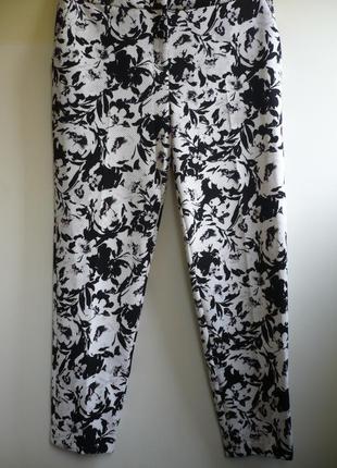 Зауженные брюки с карманами, рельефная ткань, цветочный принт