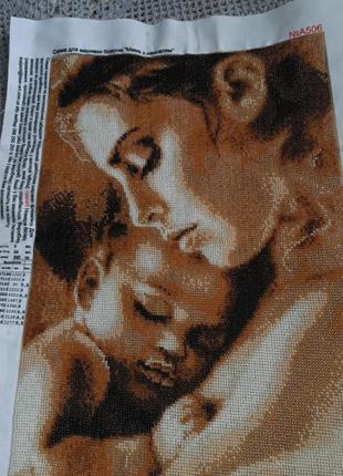 Картина вышита чешским бисером "мама с младенцем"2 фото