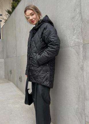 Крутая стильная удлиненная стёганая куртка черная весенняя осенняя с капюшоном свободная оверсайз пальто пуховик тренч плащ парка9 фото