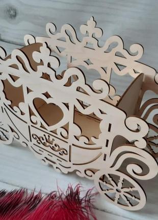 Декоративная карета резная из дерева