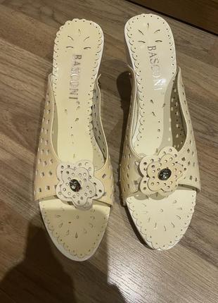 Босоніжки на підборі