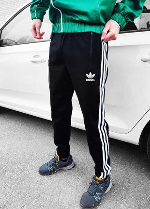 Чоловічі спортивні штани в стилі адідас чорні adidas три смуги1 фото
