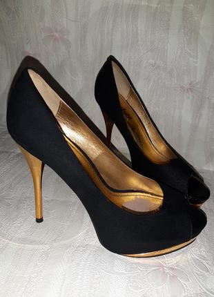 Чёрные туфли с открытым носочком на золотом каблуке и подошве2 фото
