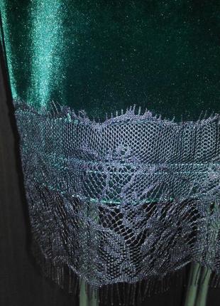 Модное платье из бархата с кружевом3 фото