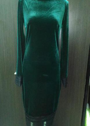Модное платье из бархата с кружевом1 фото