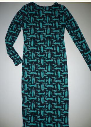 Эффектное платье миди, облегающее